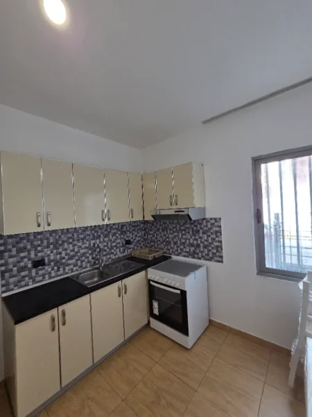 Tirane, jepet me qera 1+1+Ballkon Kati 1, 60 m² 450 € (Komuna Parisit)