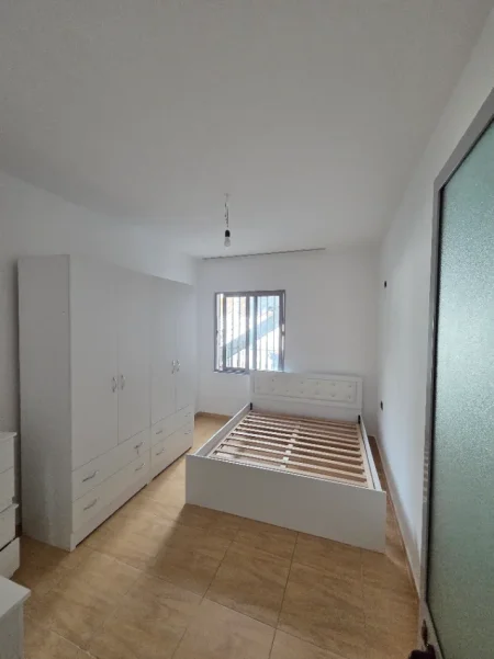Tirane, jepet me qera 1+1+Ballkon Kati 1, 60 m² 450 € (Komuna Parisit)