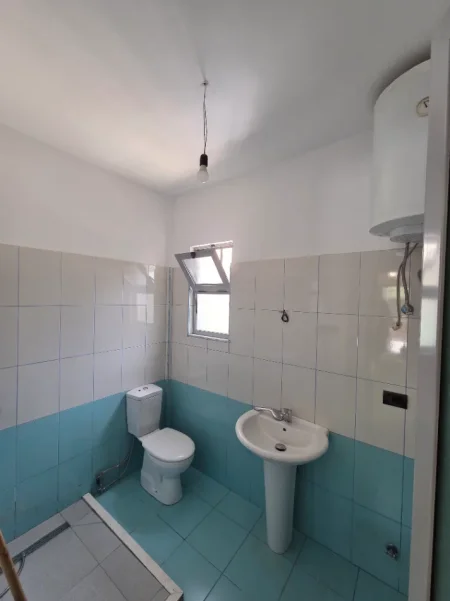 Tirane, jepet me qera 1+1+Ballkon Kati 1, 60 m² 450 € (Komuna Parisit)