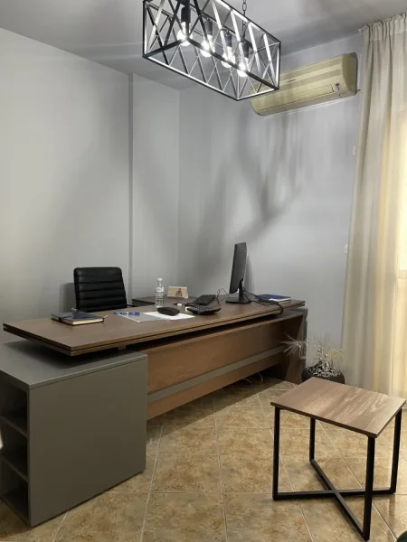 Tirane, jepet me qera zyre Kati 6, 70 m² 650 € (RRUGA SALI BUTKA, PALLATI CANI, PERBALLE KOMPLEKSIT ARLIS)