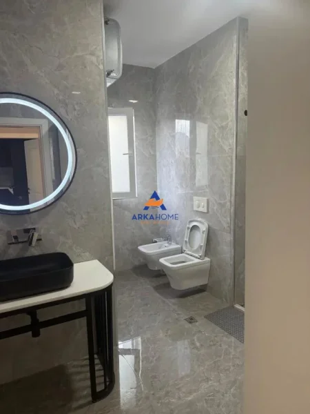 Tirane, jepet me qera apartament 2+1+Ballkon Kati 3, 120 m² 700 € 