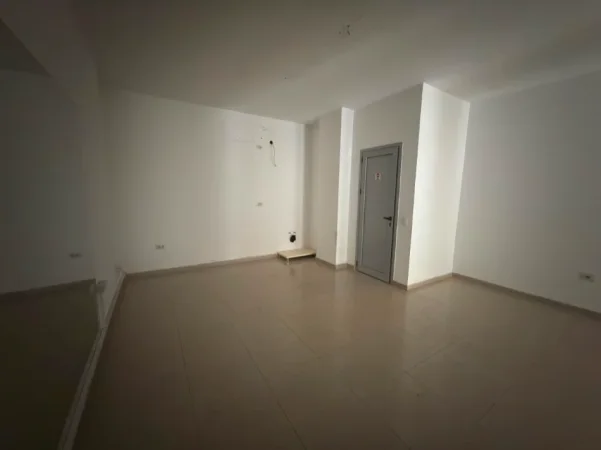 Tirane, jepet me qera ambjent biznesi Kati 0, 51 m² 800 € (Komuna e Parisit prane Concept Home)