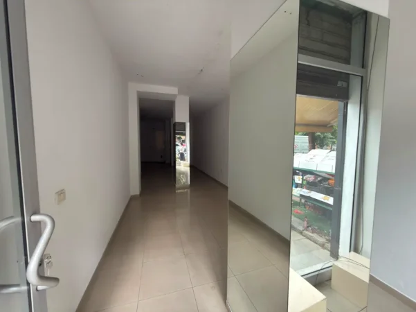 Tirane, jepet me qera ambjent biznesi Kati 0, 51 m² 800 € (Komuna e Parisit prane Concept Home)