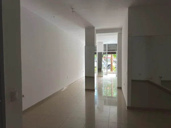 Tirane, jepet me qera ambjent biznesi Kati 0, 51 m² 800 € (Komuna e Parisit prane Concept Home)