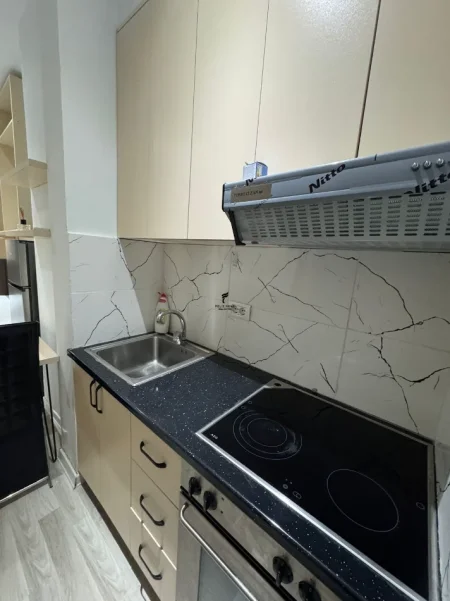 Tirane, jepet me qera garsonier Kati 1, 40 m² 420 € (RRUGA E BARRIKADAVE)