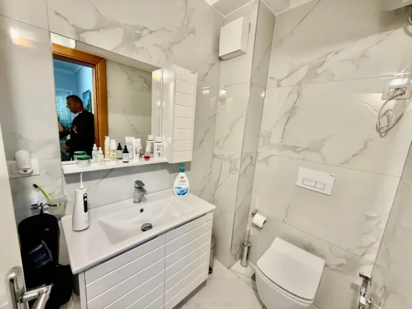 Tirane, jepet me qera apartament 2+1 Kati 3, 75 m² 450 € (Pallati me Shigjeta)