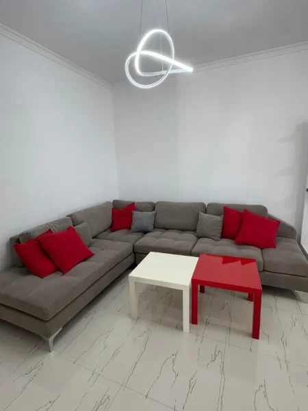 Tirane, jepet me qera Vile 2+1+Ballkon Kati 3, 120 m² 500 € (Sauk/Rr.Hajredin Kumbaro)