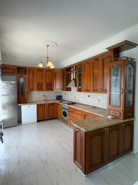 Tirane, jepet me qera Vile 2+1+Ballkon Kati 3, 120 m² 500 € (Sauk/Rr.Hajredin Kumbaro)