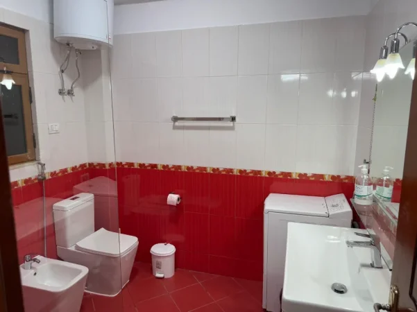 Tirane, jepet me qera Vile 2+1+Ballkon Kati 3, 120 m² 500 € (Sauk/Rr.Hajredin Kumbaro)