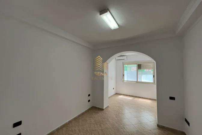 Tirane, jepet me qera ambjent biznesi Kati 3, 60 m² 600 € (Bllok)