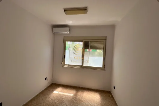 Tirane, jepet me qera ambjent biznesi Kati 3, 60 m² 600 € (Bllok)
