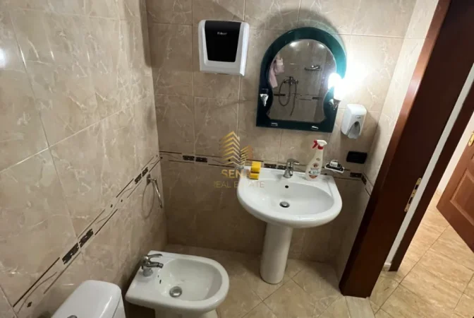 Tirane, jepet me qera ambjent biznesi Kati 3, 60 m² 600 € (Bllok)