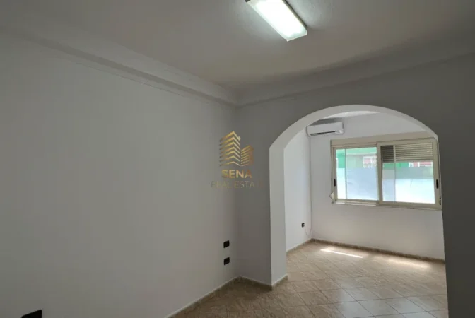 Tirane, jepet me qera ambjent biznesi Kati 3, 60 m² 600 € (Bllok)