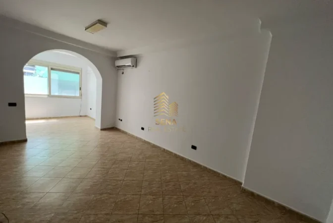 Tirane, jepet me qera ambjent biznesi Kati 3, 60 m² 600 € (Bllok)
