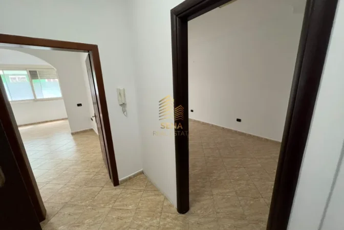 Tirane, jepet me qera ambjent biznesi Kati 3, 60 m² 600 € (Bllok)