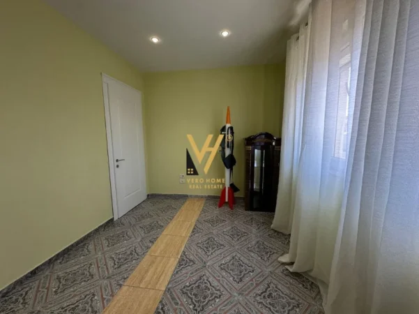Tirane, jepet me qera apartament 3+1+Ballkon Kati 2, 150 m² 800 € (SHESHI SHQIPONJA)
