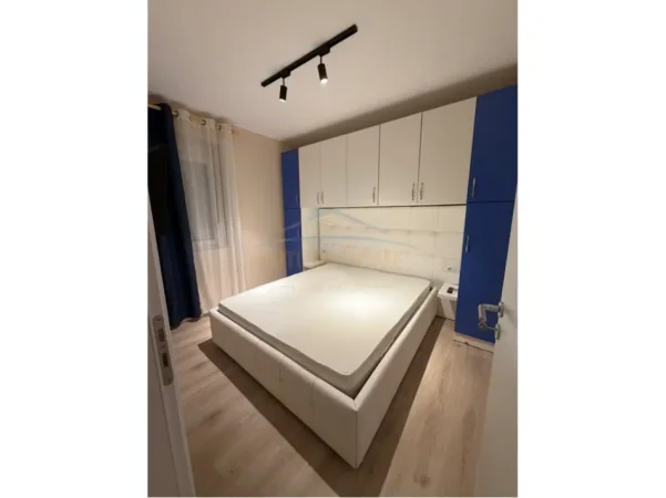 Tirane, jepet me qera apartament 1+1 Kati 1, 55 m² 450 € (OXHAKU)