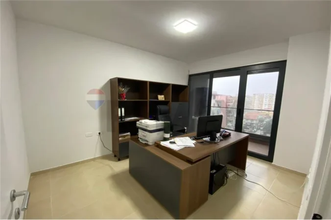 Tirane, jepet me qera zyre Kati 6, 60 m² 500 € (Kompleksi Olimpik)