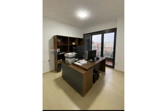 Tirane, jepet me qera zyre Kati 6, 60 m² 500 € (Kompleksi Olimpik)