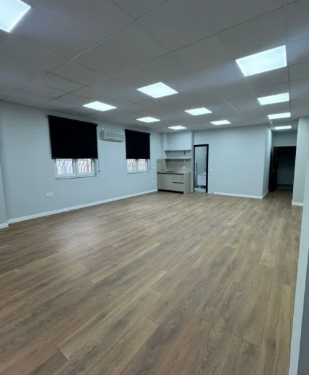 Tirane, jepet me qera zyre , 68 m² 750 € 