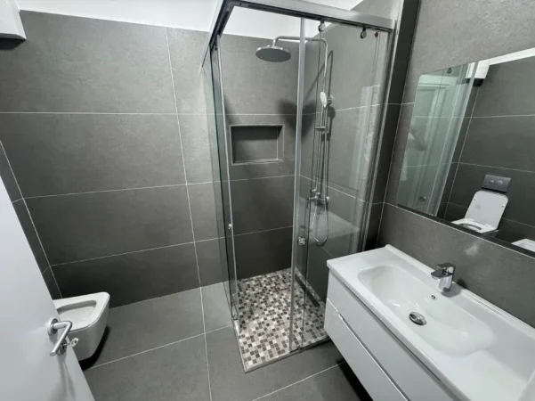 Tirane, jepet me qera apartament 1+1 Kati 3, 70 m² 550 € (Kompleksi Golden Park)