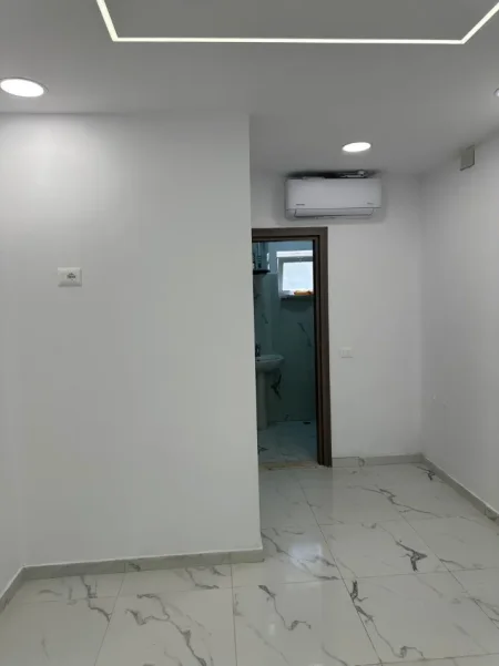 Tirane, jepet me qera ambjent biznesi Kati 0, 31 m² 400 € (Prane Ambasades Amerikane)