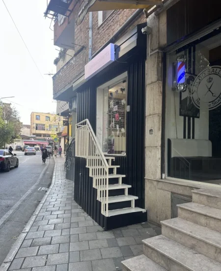 Tirane, jepet me qera ambjent biznesi Kati 1, 31 m² 400 € (Embassy of the United States)