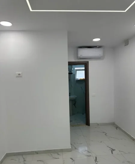 Tirane, jepet me qera ambjent biznesi Kati 1, 31 m² 400 € (Embassy of the United States)