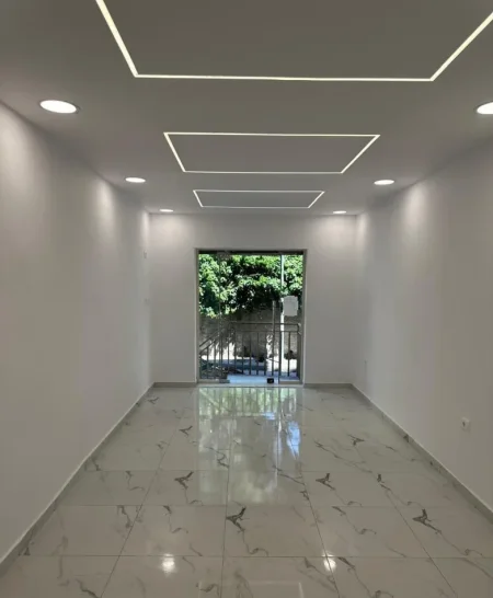 Tirane, jepet me qera ambjent biznesi Kati 1, 31 m² 400 € (Embassy of the United States)
