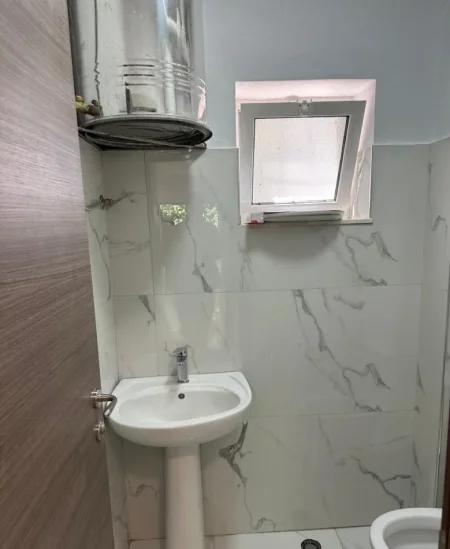 Tirane, jepet me qera ambjent biznesi Kati 1, 31 m² 400 € (Embassy of the United States)