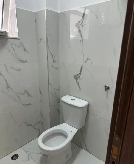 Tirane, jepet me qera ambjent biznesi Kati 1, 31 m² 400 € (Embassy of the United States)