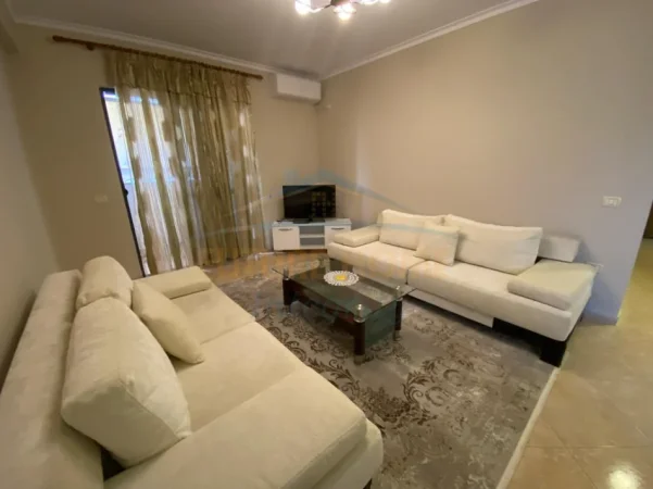 Tirane, jepet me qera apartament 1+1 Kati 5, 67 m² 500 € (Prane pediatrise, Xhamllik)