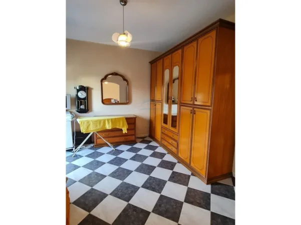 Tirane, jepet me qera Vile Vile 3 Katshe , 3.500 m² 3.500 € (Ish tregu elektrik)