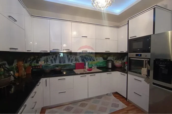 Tirane, shitet apartament 2+1+Ballkon , 106 m² 220.000 € (5 maji)