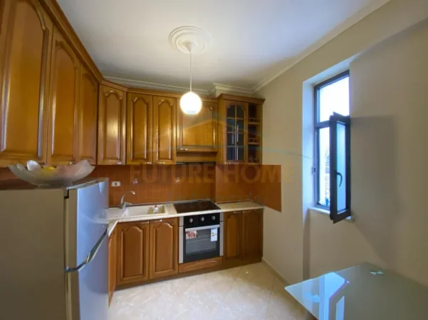Tirane, jepet me qera apartament 1+1 Kati 5, 67 m² 500 € (Xhamlliku)