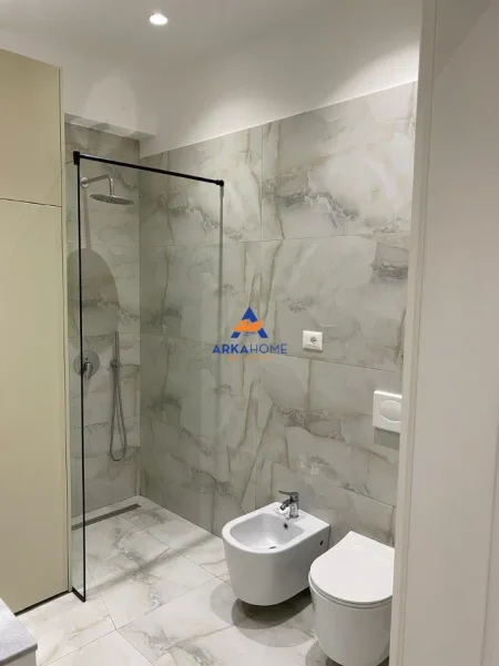 Tirane, jepet me qera apartament 1+1+Ballkon Kati 9, 70 m² 526 € 