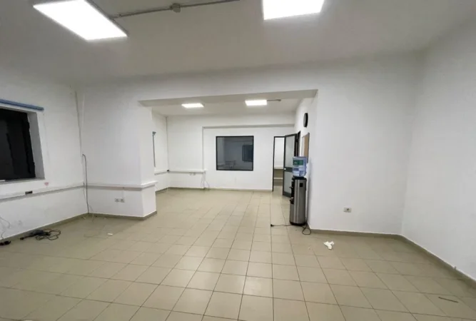 Tirane, jepet me qera ambjent biznesi Kati 1, 140 m² 750 € (Pazari i Ri)