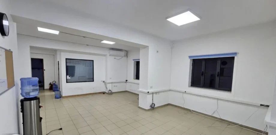 Tirane, jepet me qera ambjent biznesi Kati 1, 140 m² 750 € (Pazari i Ri)