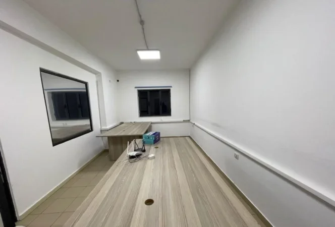 Tirane, jepet me qera ambjent biznesi Kati 1, 140 m² 750 € (Pazari i Ri)