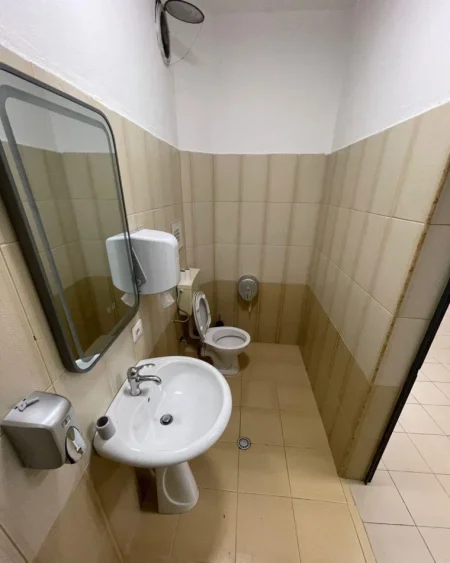 Tirane, jepet me qera ambjent biznesi Kati 1, 140 m² 750 € (Pazari i Ri)