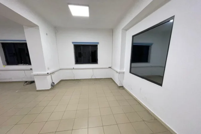 Tirane, jepet me qera ambjent biznesi Kati 1, 140 m² 750 € (Pazari i Ri)