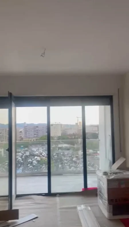 Tirane, jepet me qera ambjent biznesi Kati 5, 92 m² 650 € (Porcelan)
