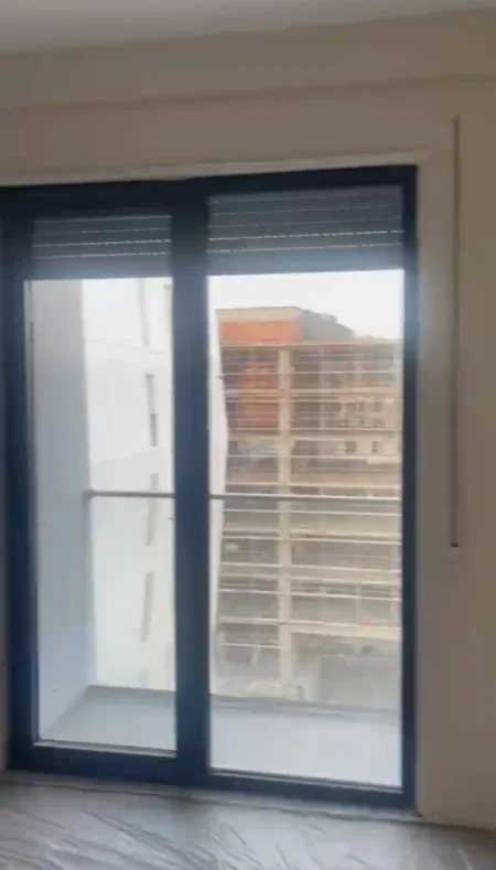 Tirane, jepet me qera ambjent biznesi Kati 5, 92 m² 650 € (Porcelan)