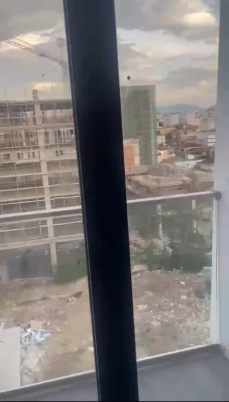 Tirane, jepet me qera ambjent biznesi Kati 5, 92 m² 650 € (Porcelan)