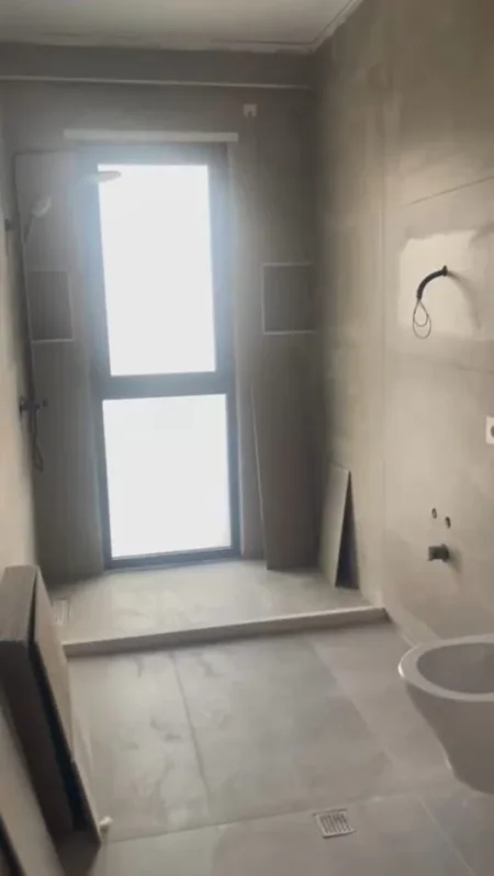Tirane, jepet me qera ambjent biznesi Kati 5, 92 m² 650 € (Porcelan)