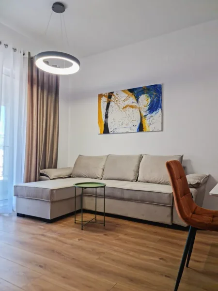 Tirane, jepet me qera apartament 1+1+Ballkon Kati 7, 61 m² 400 € (Ali Demi/Rezidenca Kaimi)