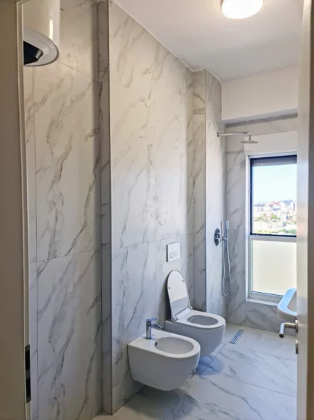Tirane, jepet me qera apartament 1+1+Ballkon Kati 7, 61 m² 400 € (Ali Demi/Rezidenca Kaimi)