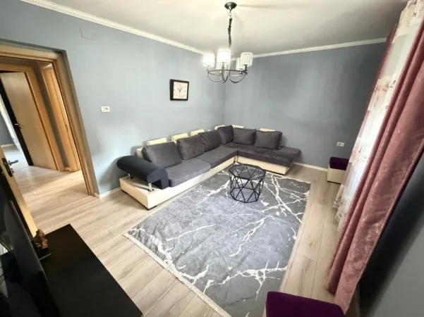 Tirane, jepet me qera apartament 2+1 Kati 2, 450 € (oxhaku)