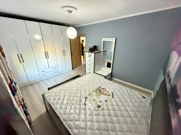 Tirane, jepet me qera apartament 2+1 Kati 2, 450 € (oxhaku)