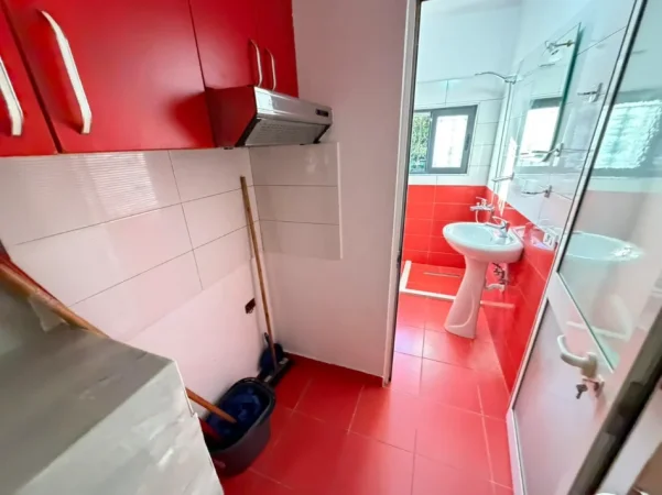 Tirane, jepet me qera apartament 2+1 Kati 2, 450 € (oxhaku)